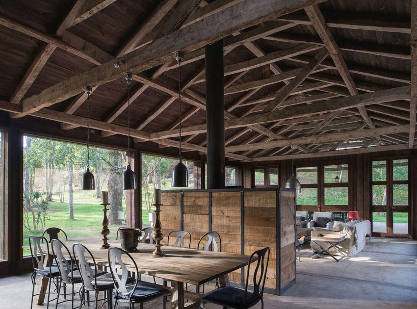 A Cozy Rustic Barn House Surrounded by a Lush Forest of Los Ríos Region, Chile by Estudio Valdés Arquitectos (3)