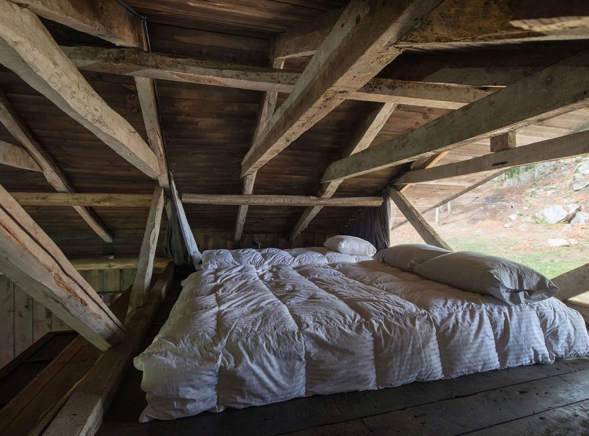 A Cozy Rustic Barn House Surrounded by a Lush Forest of Los Ríos Region, Chile by Estudio Valdés Arquitectos (5)