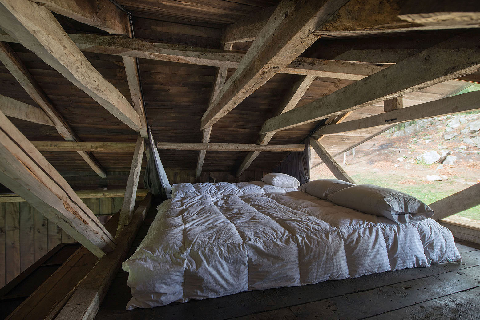 A Cozy Rustic Barn House Surrounded by a Lush Forest of Los Ríos Region, Chile by Estudio Valdés Arquitectos (5)
