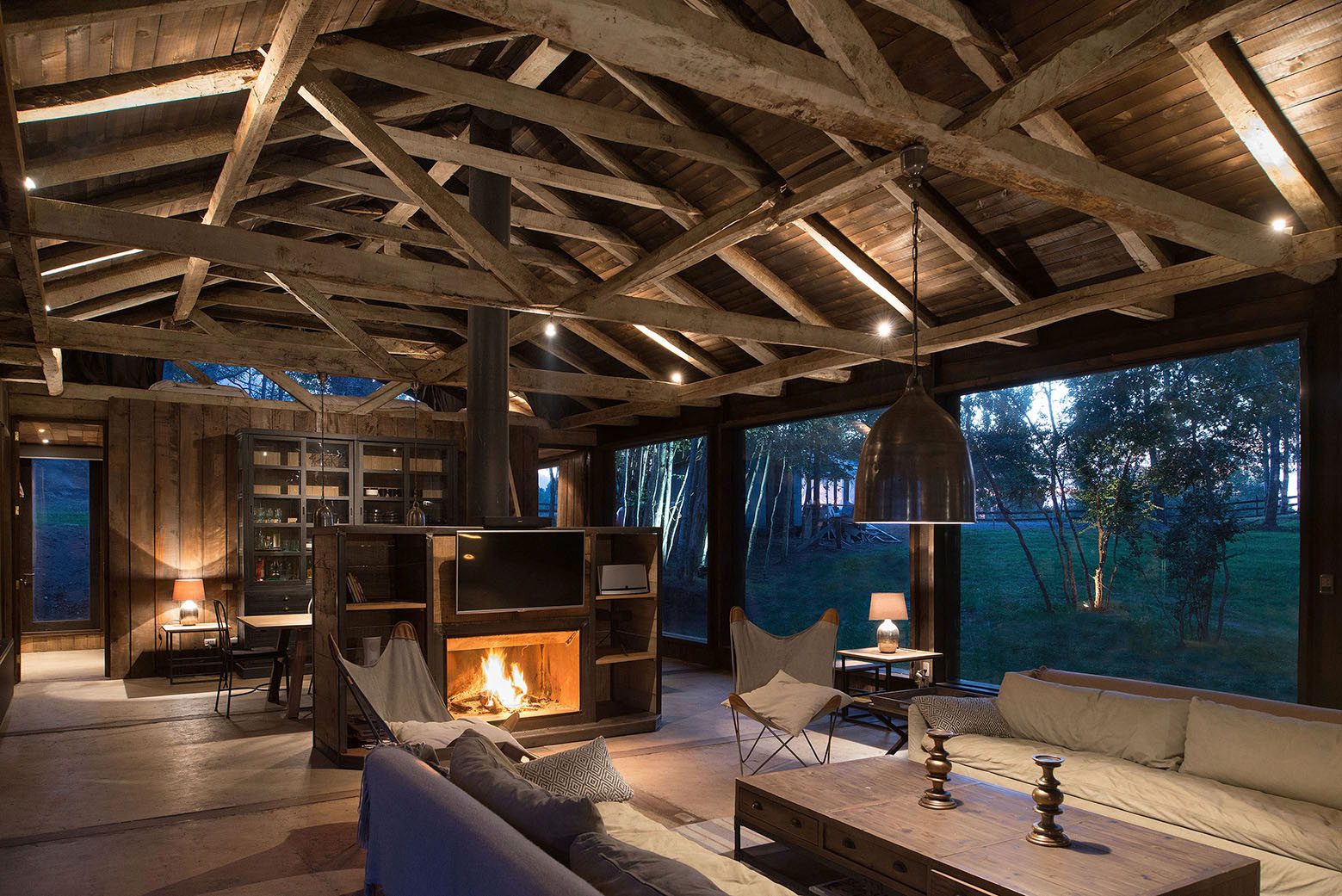 A Cozy Rustic Barn House Surrounded by a Lush Forest of Los Ríos Region, Chile by Estudio Valdés Arquitectos (8)