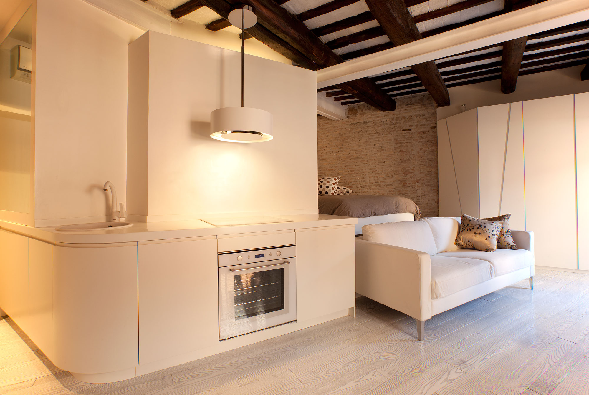 A Cozy Studio Apartment Combines Modern and Traditional Elements in Trastevere by Archifacturing (14)