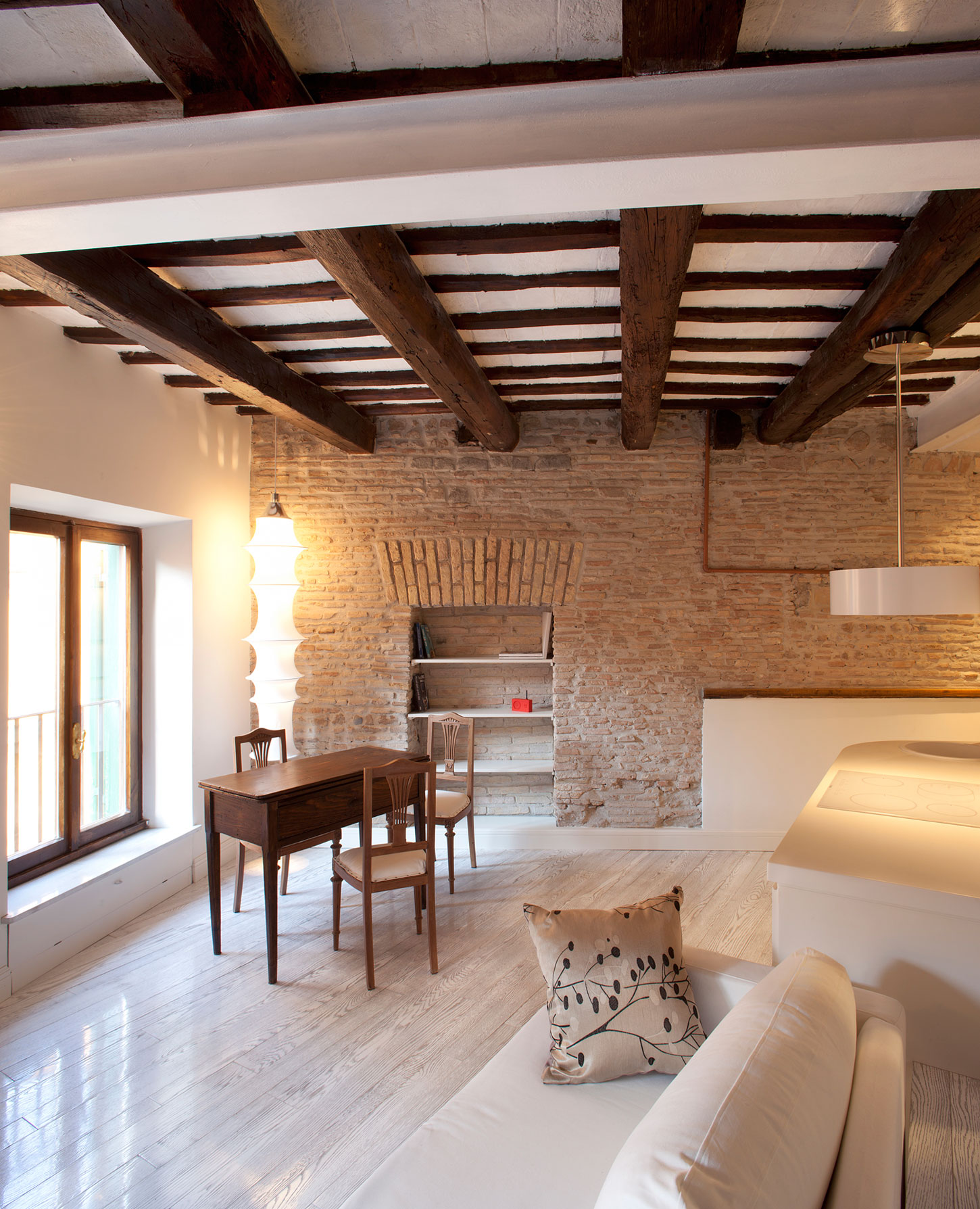 A Cozy Studio Apartment Combines Modern and Traditional Elements in Trastevere by Archifacturing (16)