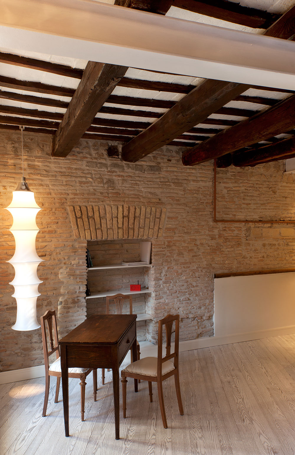 A Cozy Studio Apartment Combines Modern and Traditional Elements in Trastevere by Archifacturing (18)
