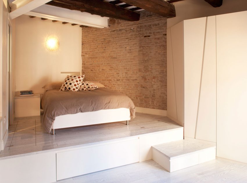 A Cozy Studio Apartment Combines Modern and Traditional Elements in Trastevere by Archifacturing (21)