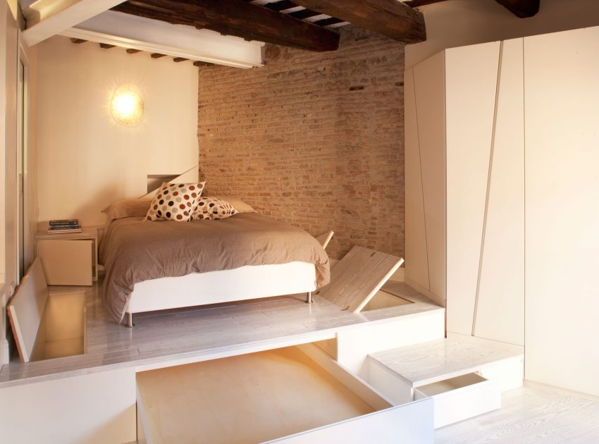 A Cozy Studio Apartment Combines Modern and Traditional Elements in Trastevere by Archifacturing (22)