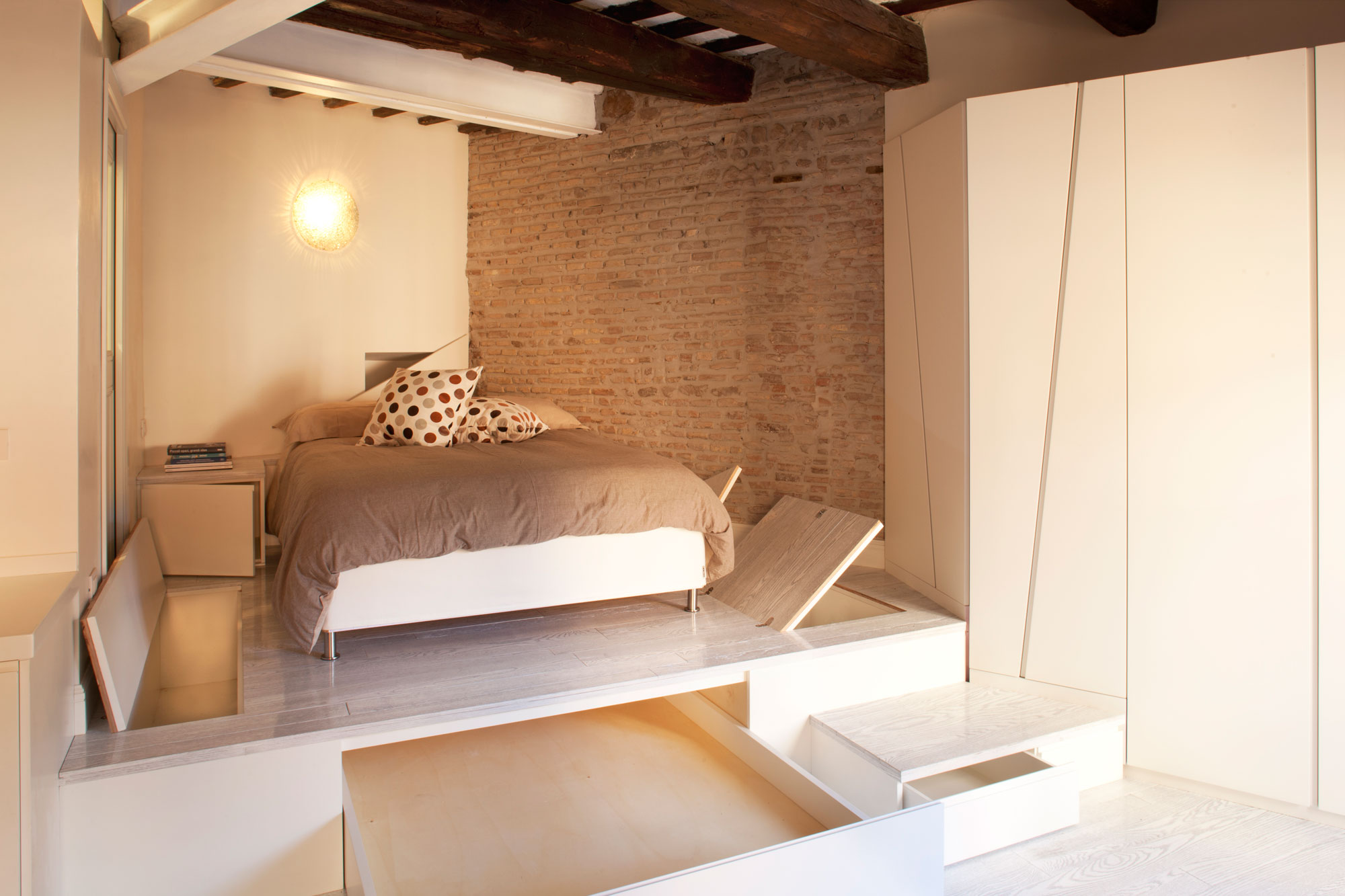 A Cozy Studio Apartment Combines Modern and Traditional Elements in Trastevere by Archifacturing (22)