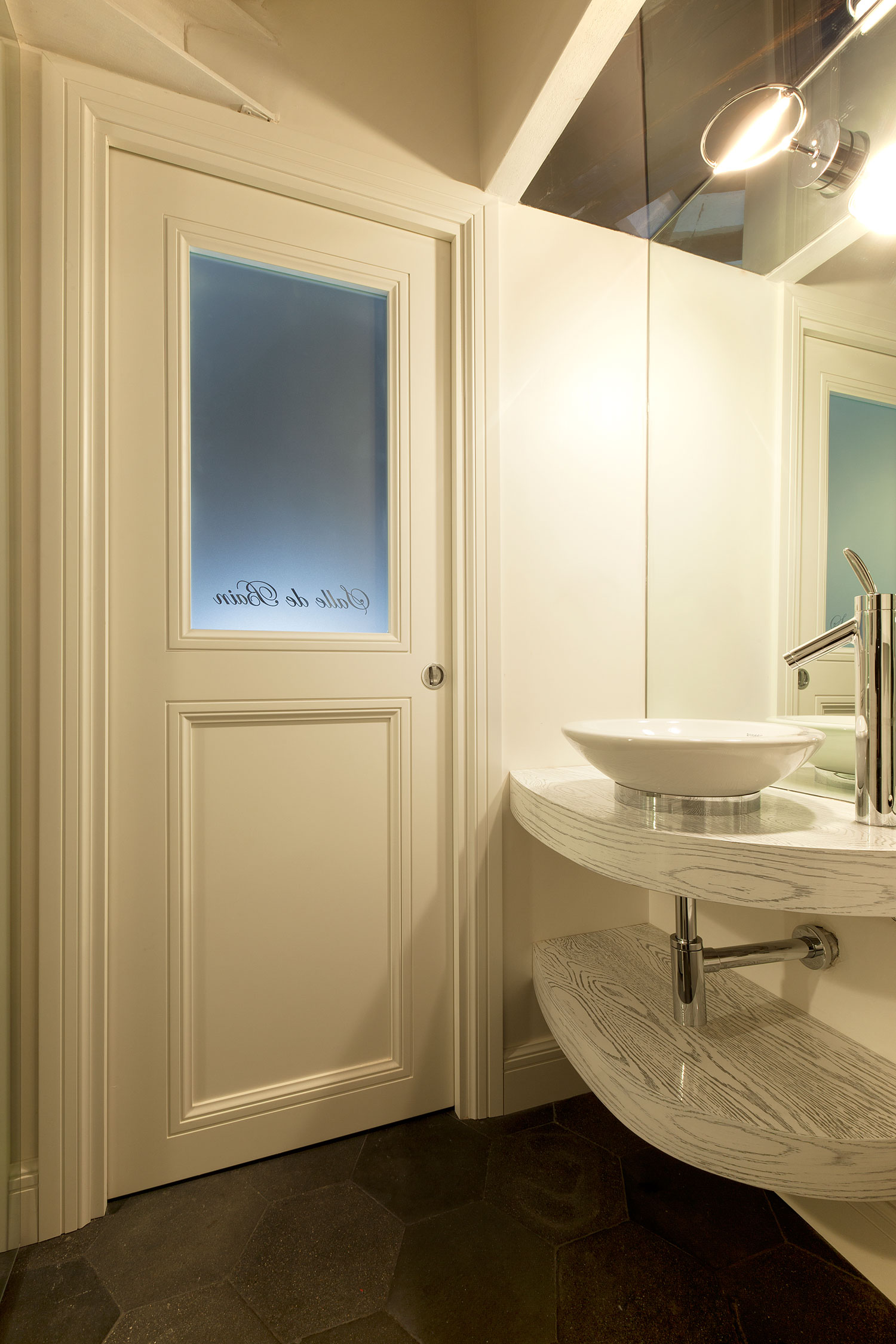 A Cozy Studio Apartment Combines Modern and Traditional Elements in Trastevere by Archifacturing (24)