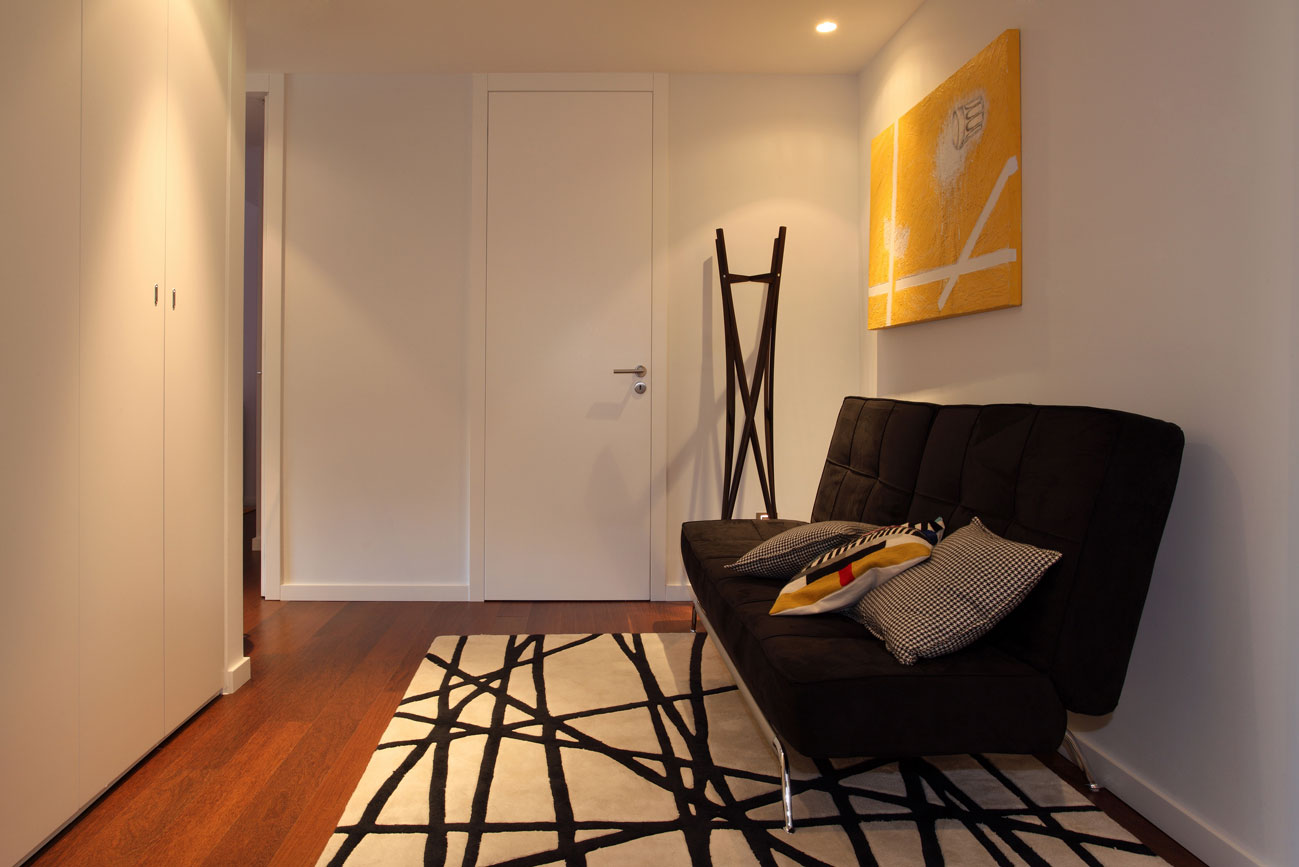 A Fabulous Contemporary Home with Splash of Vibrant Color in Lisbon, Portugal by Tiago Patricio Rodrigues (13)