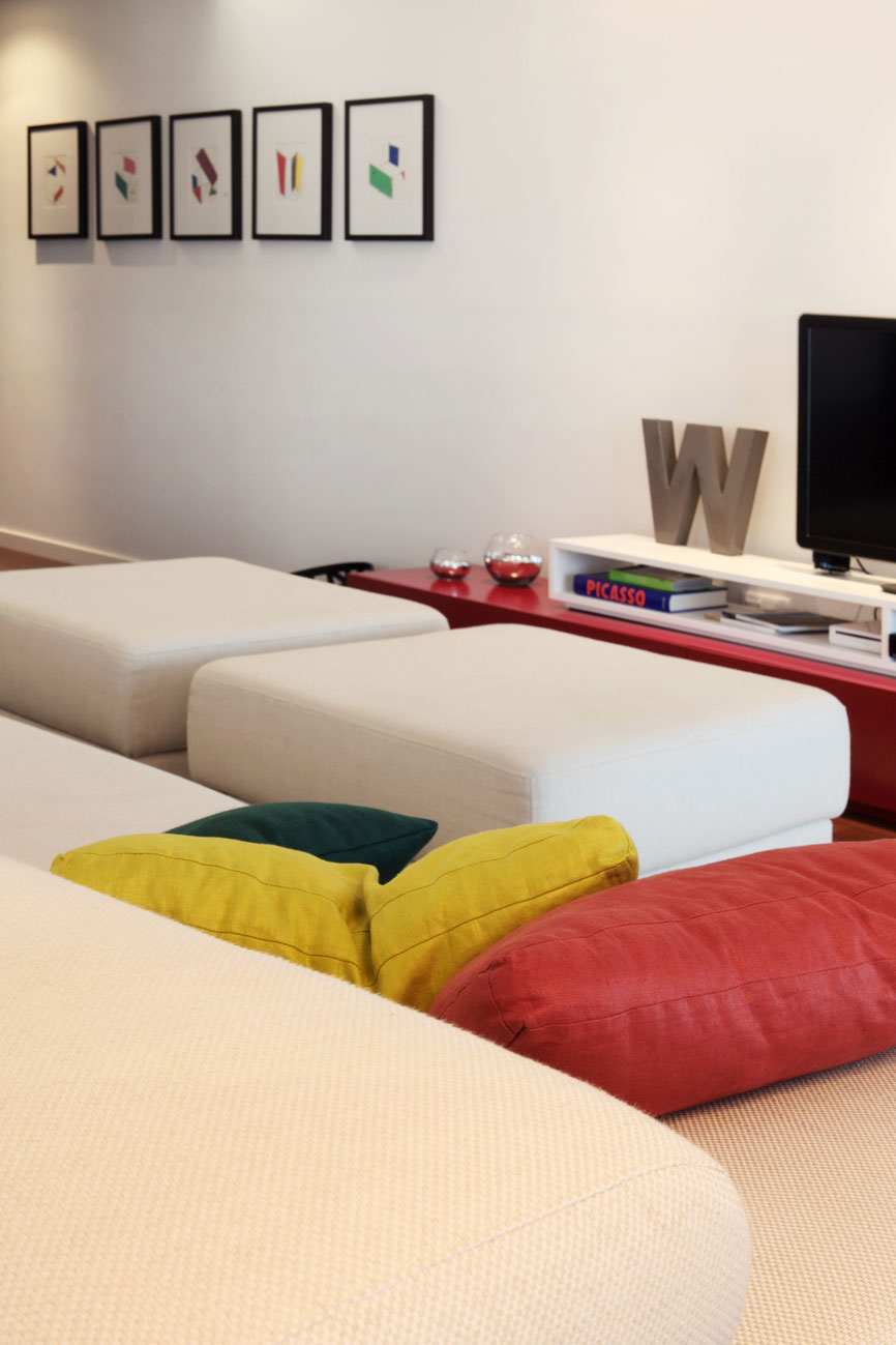 A Fabulous Contemporary Home with Splash of Vibrant Color in Lisbon, Portugal by Tiago Patricio Rodrigues (3)