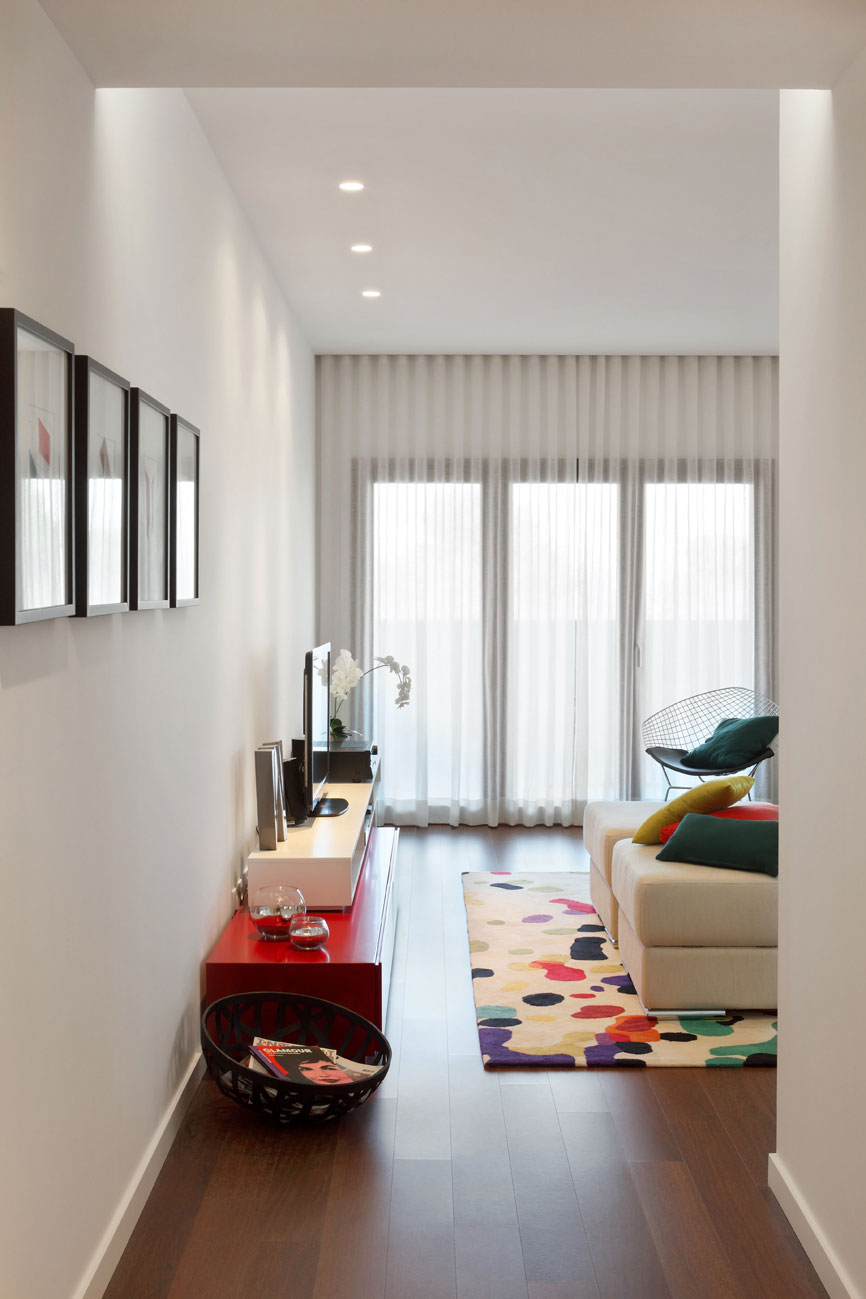 A Fabulous Contemporary Home with Splash of Vibrant Color in Lisbon, Portugal by Tiago Patricio Rodrigues (5)