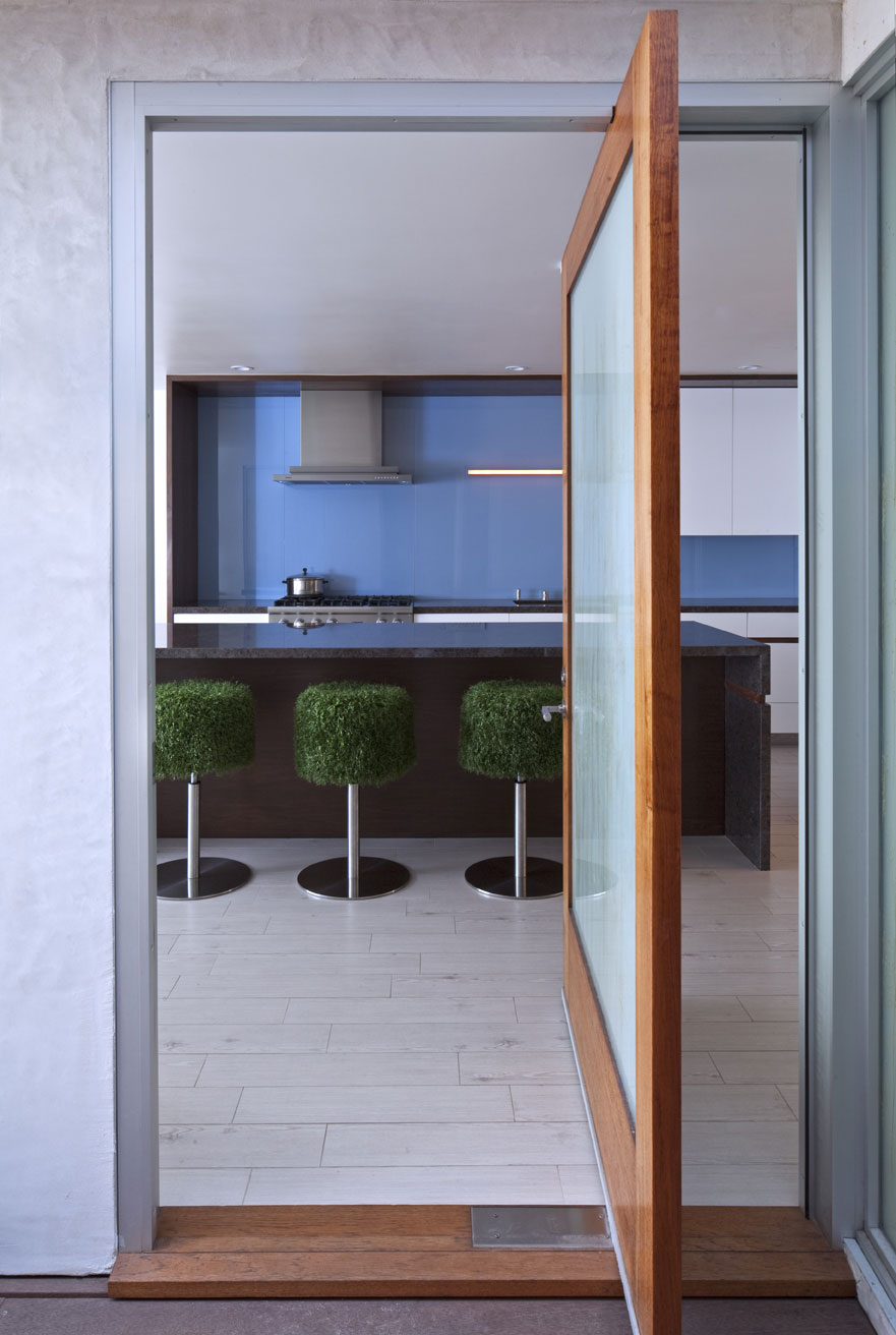 A Fabulous Contemporary Home with Striking View Of Sea in Malibu, California by Minarc (3)