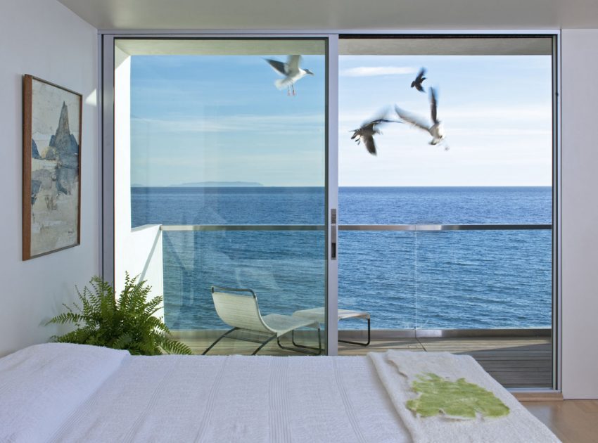 A Fabulous Contemporary Home with Striking View Of Sea in Malibu, California by Minarc (7)