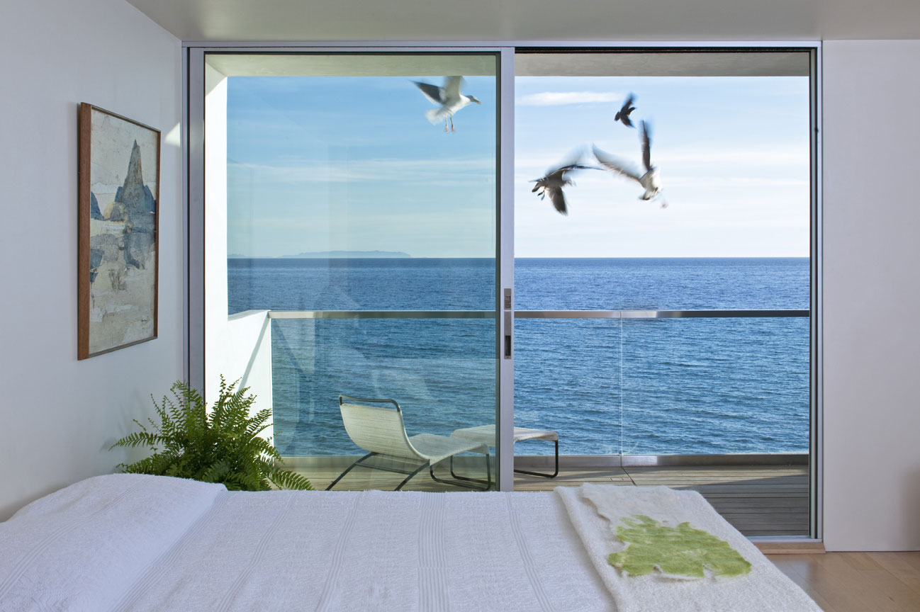 A Fabulous Contemporary Home with Striking View Of Sea in Malibu, California by Minarc (7)