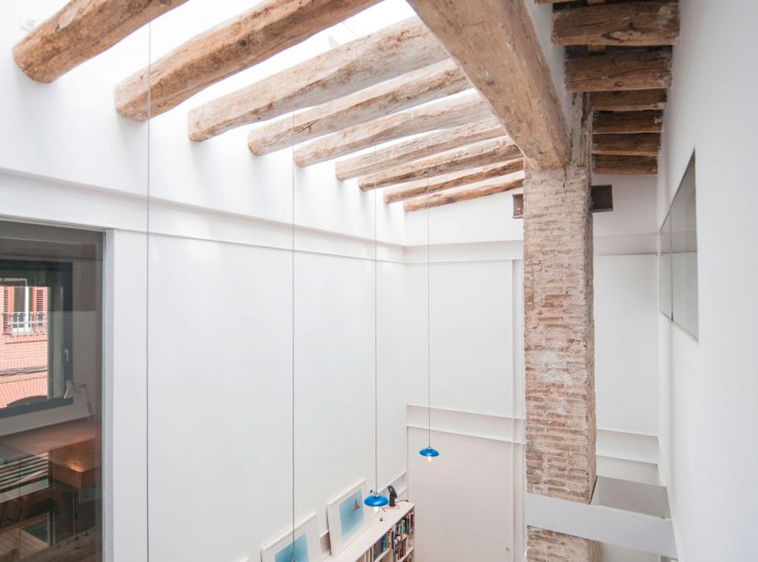A Former Milk Shop Turned into a Bright Modern Industrial Home in Barcelona by Lluís Corbella & Marc Mazeres (10)