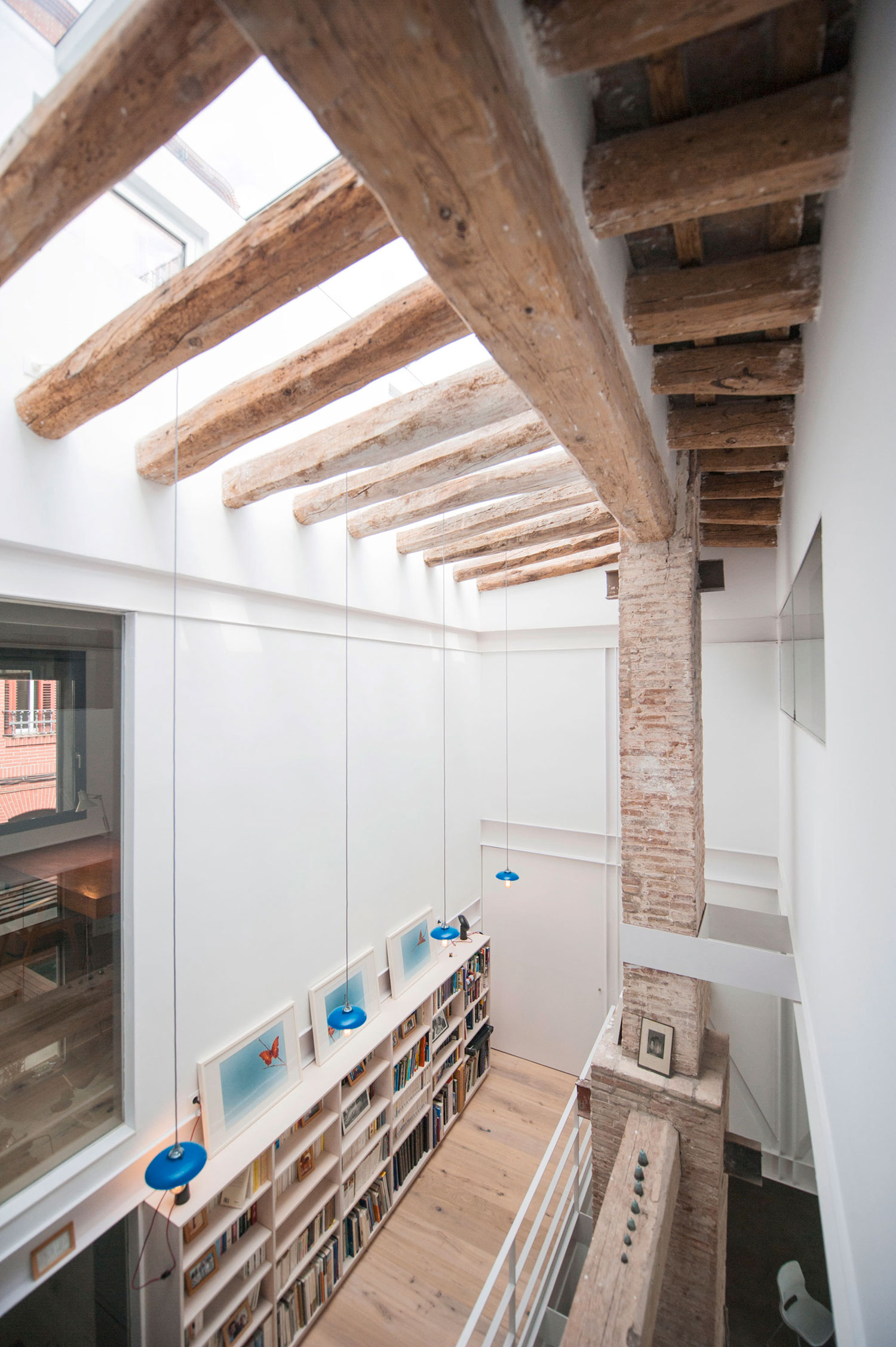 A Former Milk Shop Turned into a Bright Modern Industrial Home in Barcelona by Lluís Corbella & Marc Mazeres (10)