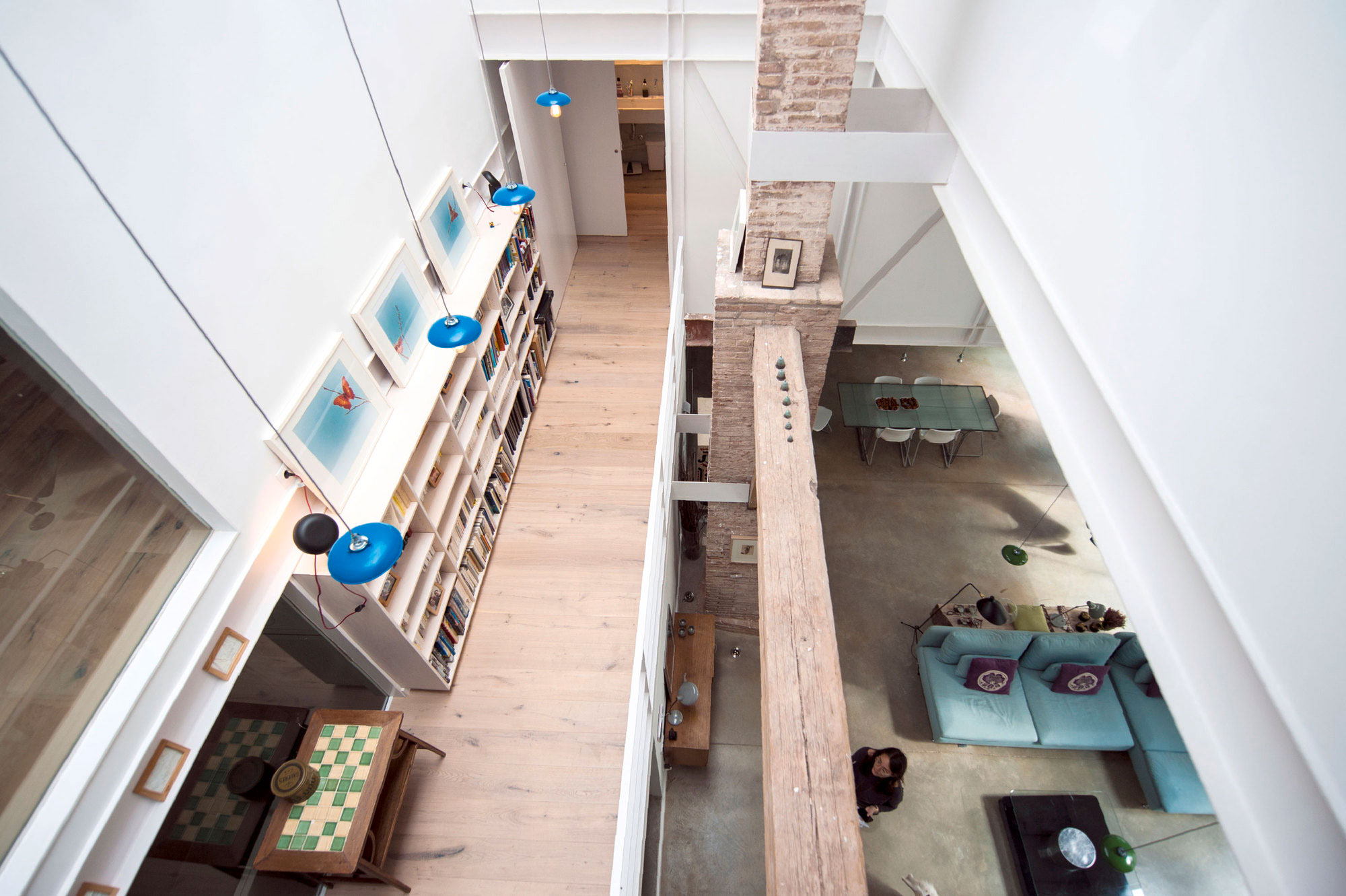 A Former Milk Shop Turned into a Bright Modern Industrial Home in Barcelona by Lluís Corbella & Marc Mazeres (11)