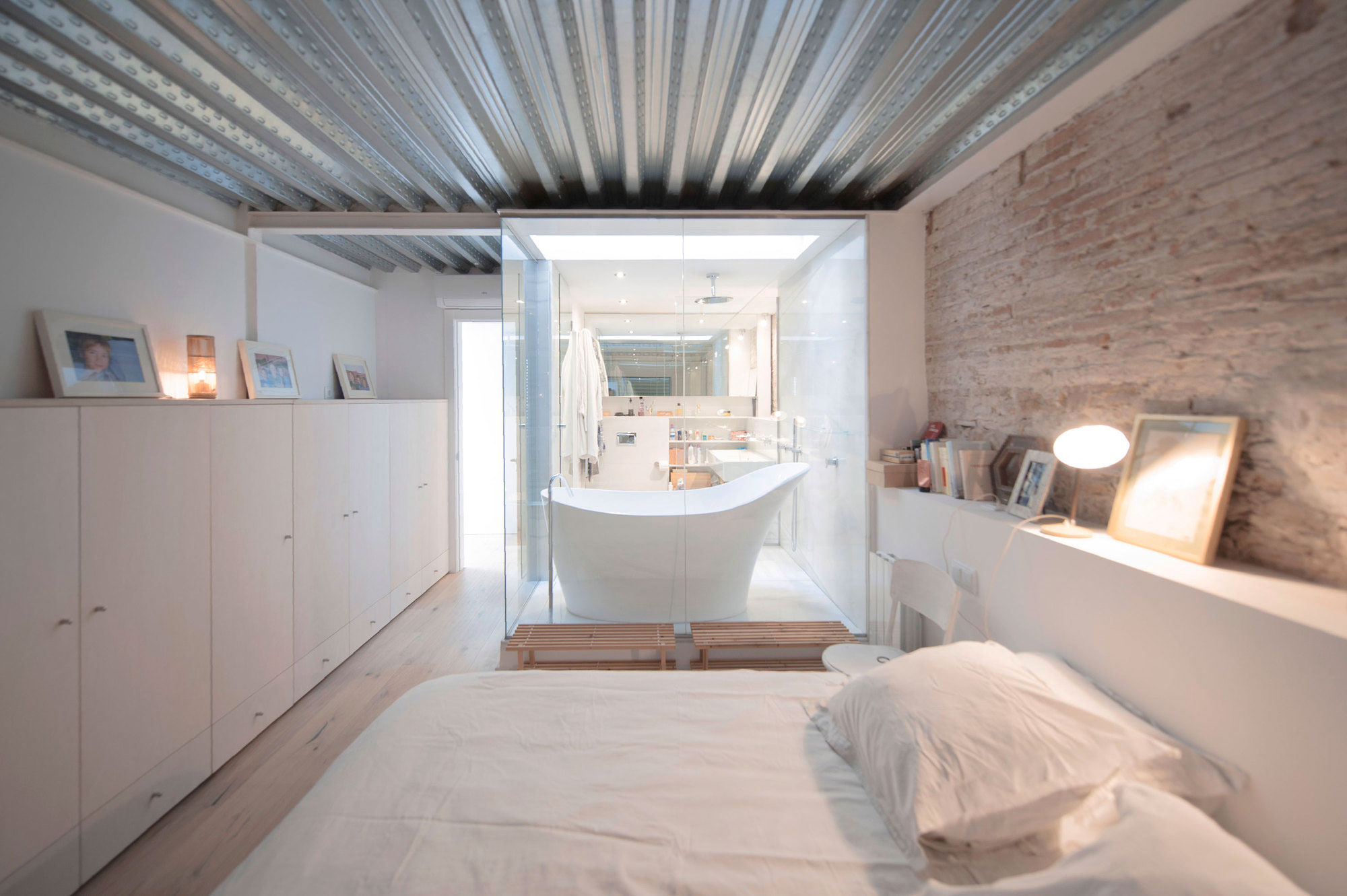 A Former Milk Shop Turned into a Bright Modern Industrial Home in Barcelona by Lluís Corbella & Marc Mazeres (13)