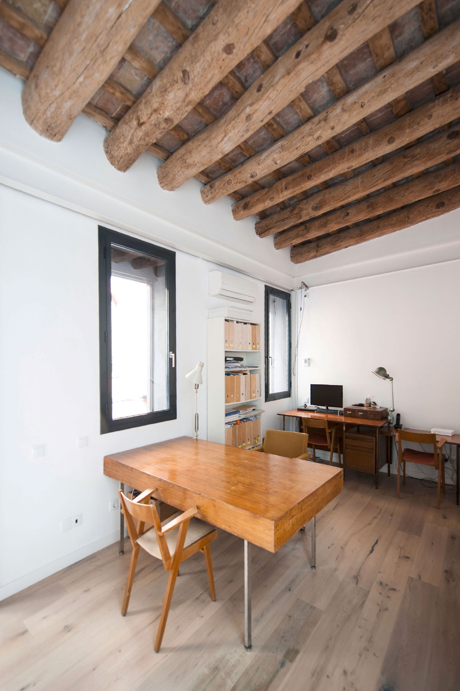 A Former Milk Shop Turned into a Bright Modern Industrial Home in Barcelona by Lluís Corbella & Marc Mazeres (14)