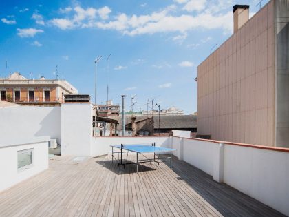 A Former Milk Shop Turned into a Bright Modern Industrial Home in Barcelona by Lluís Corbella & Marc Mazeres (16)