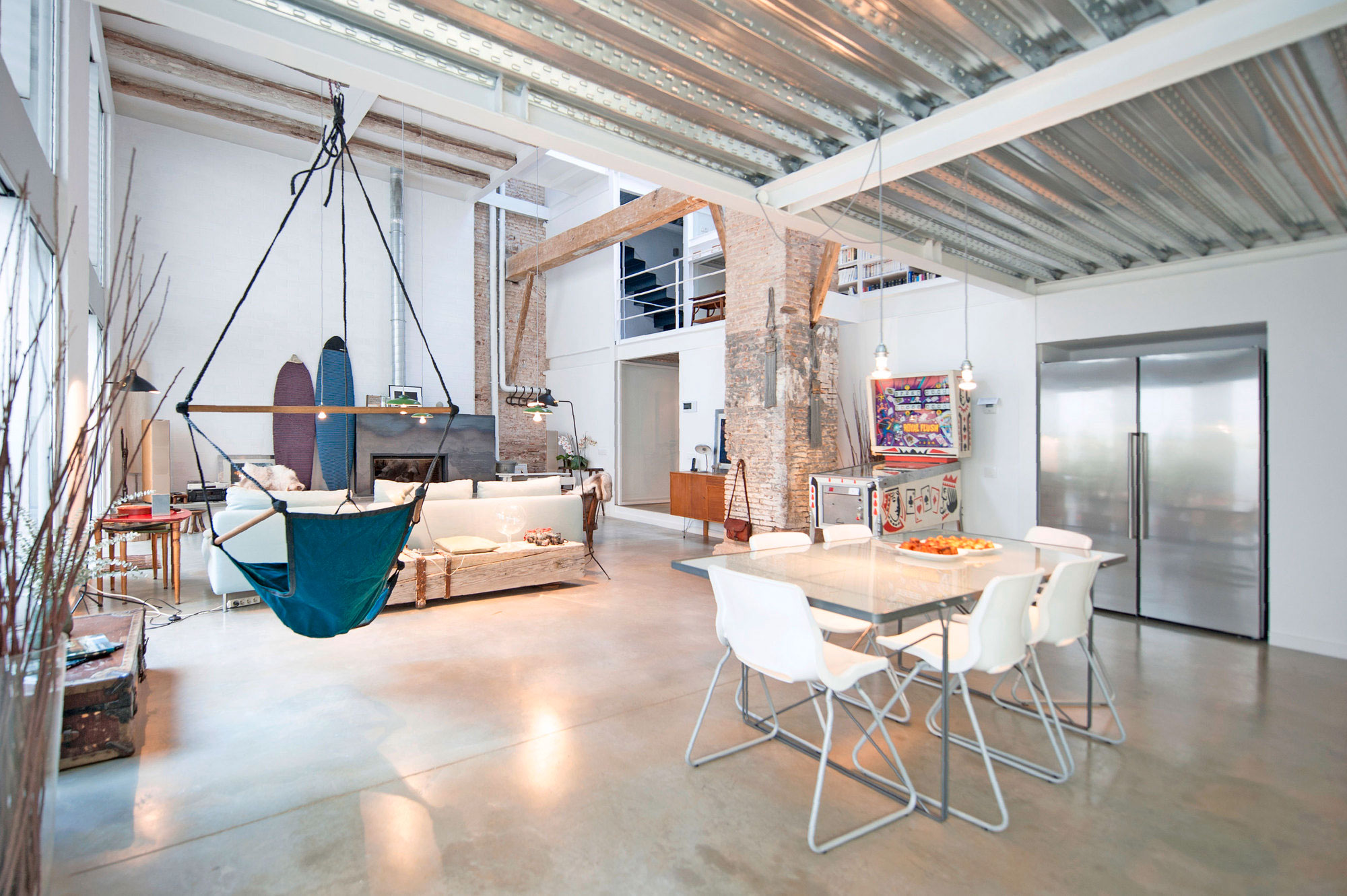 A Former Milk Shop Turned into a Bright Modern Industrial Home in Barcelona by Lluís Corbella & Marc Mazeres (5)