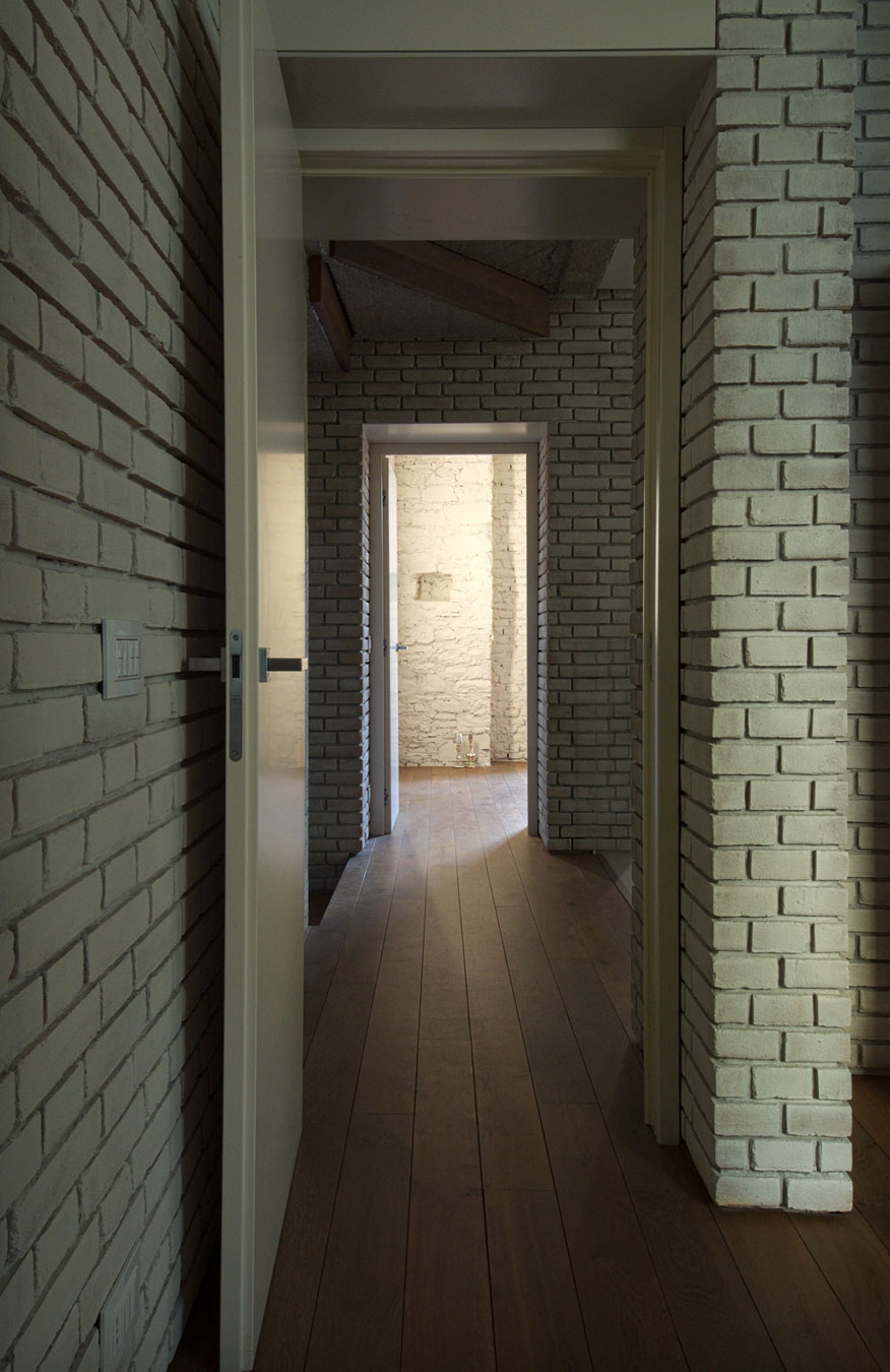 A House with a Modernized Victorian Vibe Filled with Texture Appearance in Cerano D'intelvi, Italy by Lorenzo Guzzini (13)