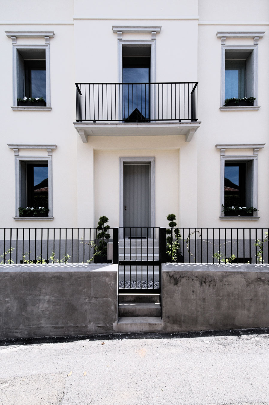 A House with a Modernized Victorian Vibe Filled with Texture Appearance in Cerano D'intelvi, Italy by Lorenzo Guzzini (19)
