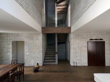 A House with a Modernized Victorian Vibe Filled with Texture Appearance in Cerano D'intelvi, Italy by Lorenzo Guzzini (7)