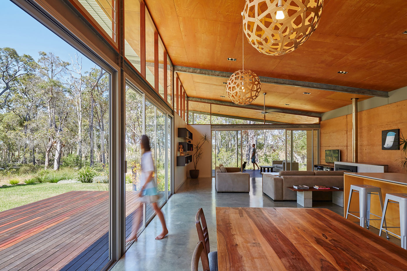 A Light-Filled Contemporary Home with Corrugated Steel Walls in Margaret River by Archterra Architects (14)