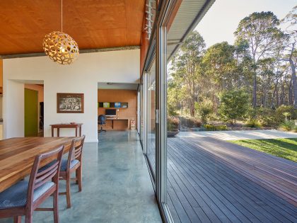 A Light-Filled Contemporary Home with Corrugated Steel Walls in Margaret River by Archterra Architects (15)