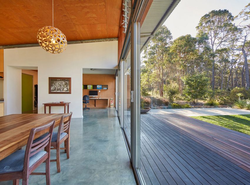 A Light-Filled Contemporary Home with Corrugated Steel Walls in Margaret River by Archterra Architects (15)