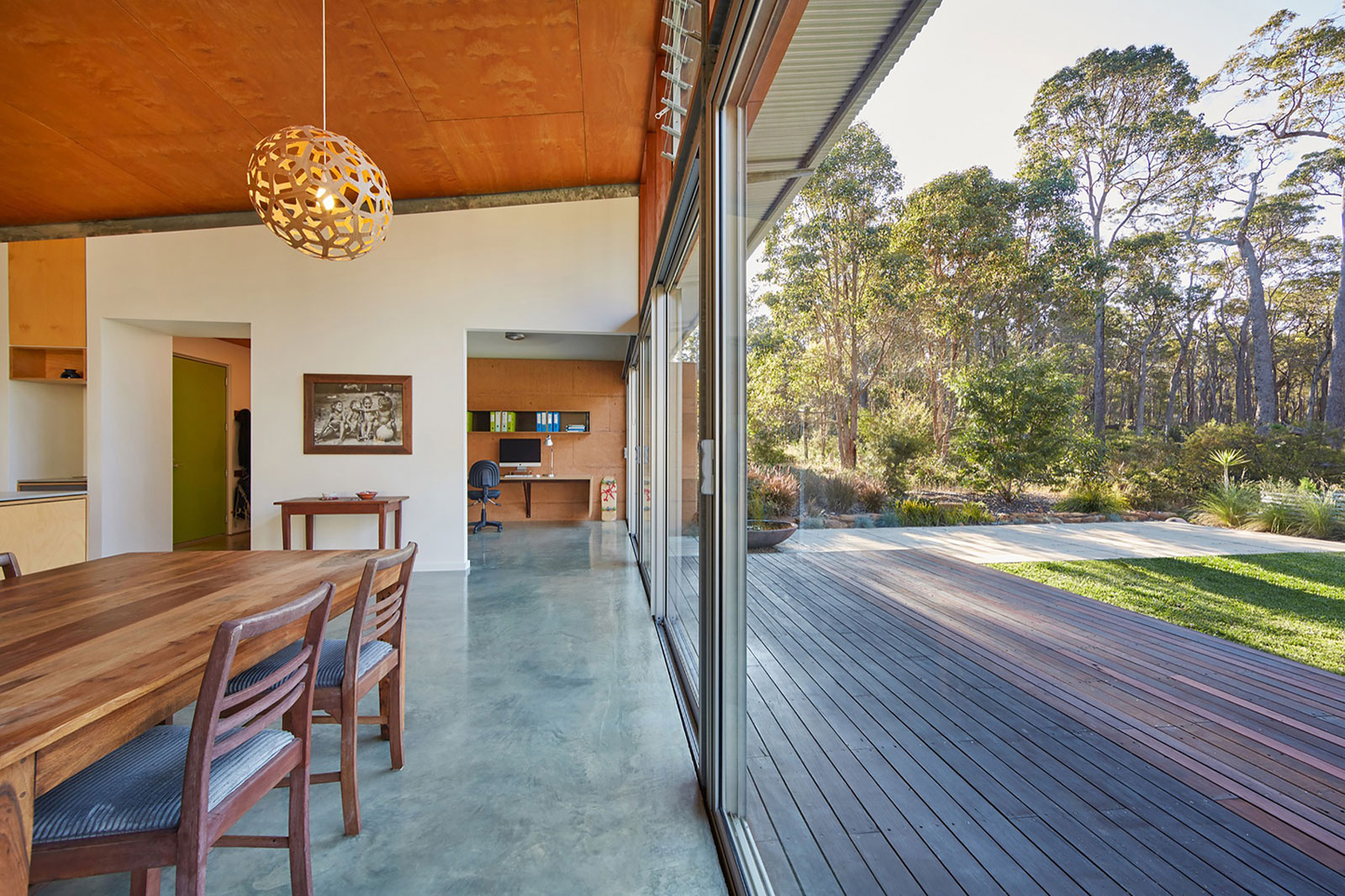 A Light-Filled Contemporary Home with Corrugated Steel Walls in Margaret River by Archterra Architects (15)