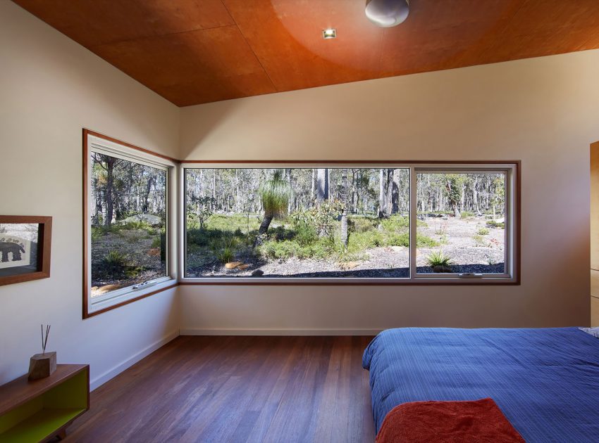 A Light-Filled Contemporary Home with Corrugated Steel Walls in Margaret River by Archterra Architects (16)