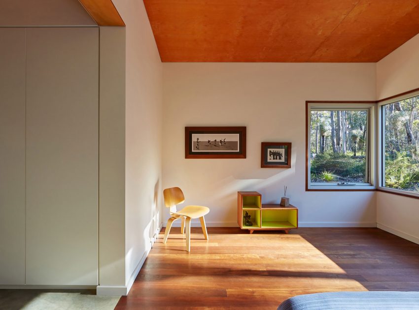 A Light-Filled Contemporary Home with Corrugated Steel Walls in Margaret River by Archterra Architects (17)