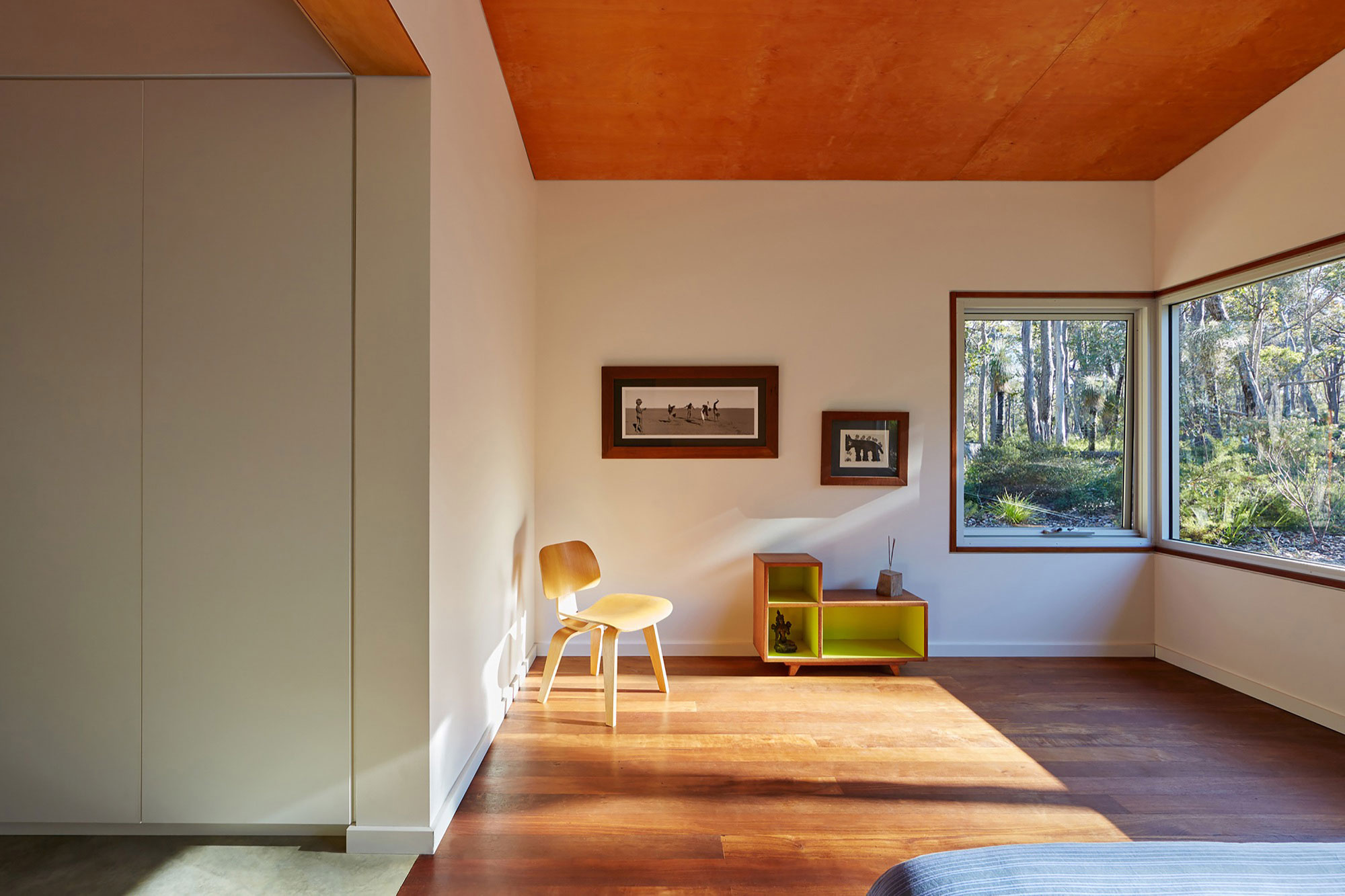 A Light-Filled Contemporary Home with Corrugated Steel Walls in Margaret River by Archterra Architects (17)
