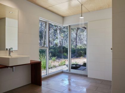 A Light-Filled Contemporary Home with Corrugated Steel Walls in Margaret River by Archterra Architects (18)