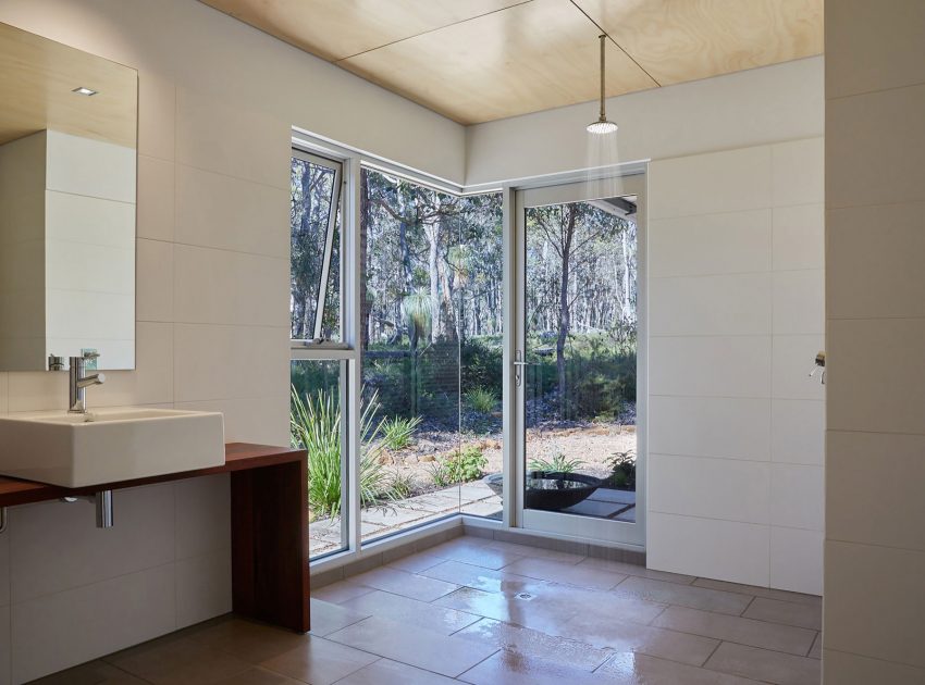 A Light-Filled Contemporary Home with Corrugated Steel Walls in Margaret River by Archterra Architects (18)