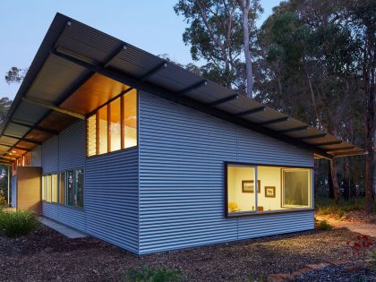 A Light-Filled Contemporary Home with Corrugated Steel Walls in Margaret River by Archterra Architects (21)