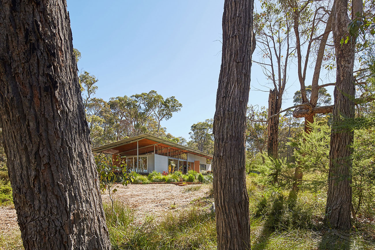 A Light-Filled Contemporary Home with Corrugated Steel Walls in Margaret River by Archterra Architects (3)
