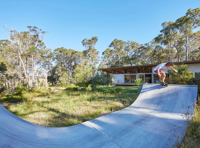 A Light-Filled Contemporary Home with Corrugated Steel Walls in Margaret River by Archterra Architects (4)