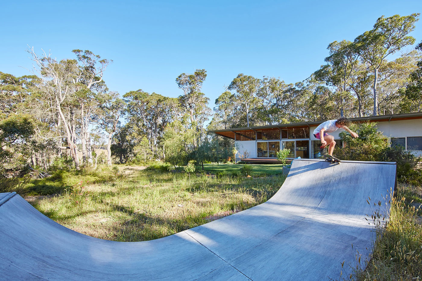 A Light-Filled Contemporary Home with Corrugated Steel Walls in Margaret River by Archterra Architects (4)