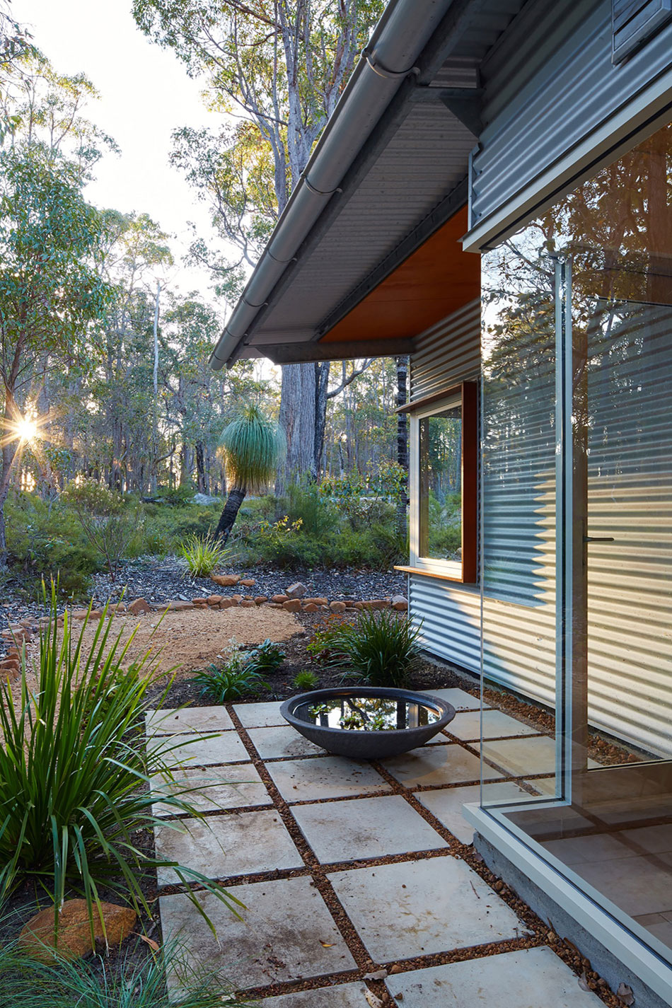 A Light-Filled Contemporary Home with Corrugated Steel Walls in Margaret River by Archterra Architects (6)