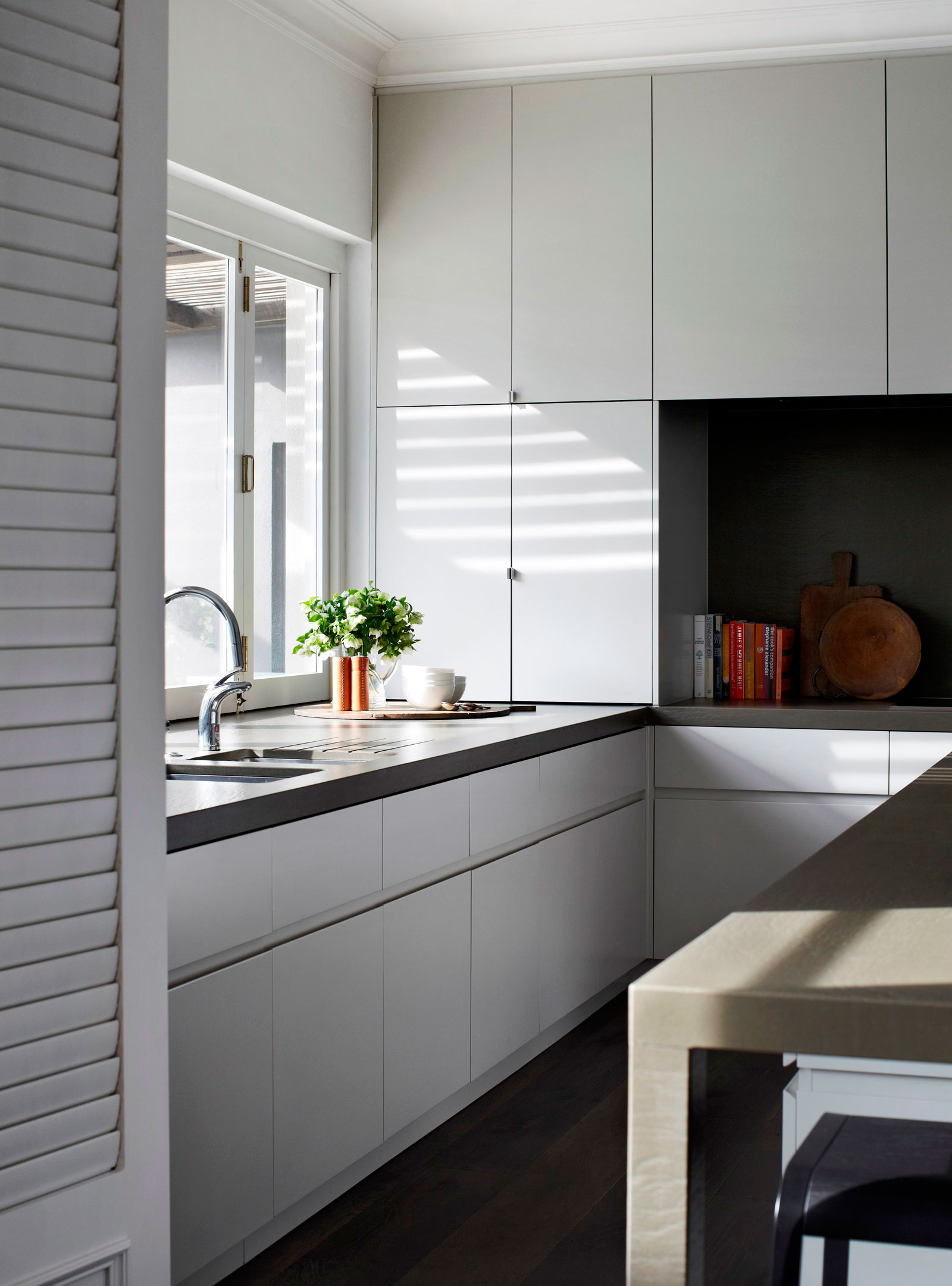 A Light-Filled and Vibrant Contemporary Home of Strong Contrasts for a Busy Family of Four in Toorak by Robson Rak Architects (10)