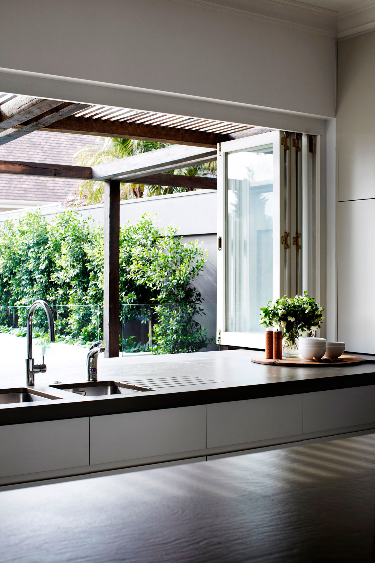 A Light-Filled and Vibrant Contemporary Home of Strong Contrasts for a Busy Family of Four in Toorak by Robson Rak Architects (11)