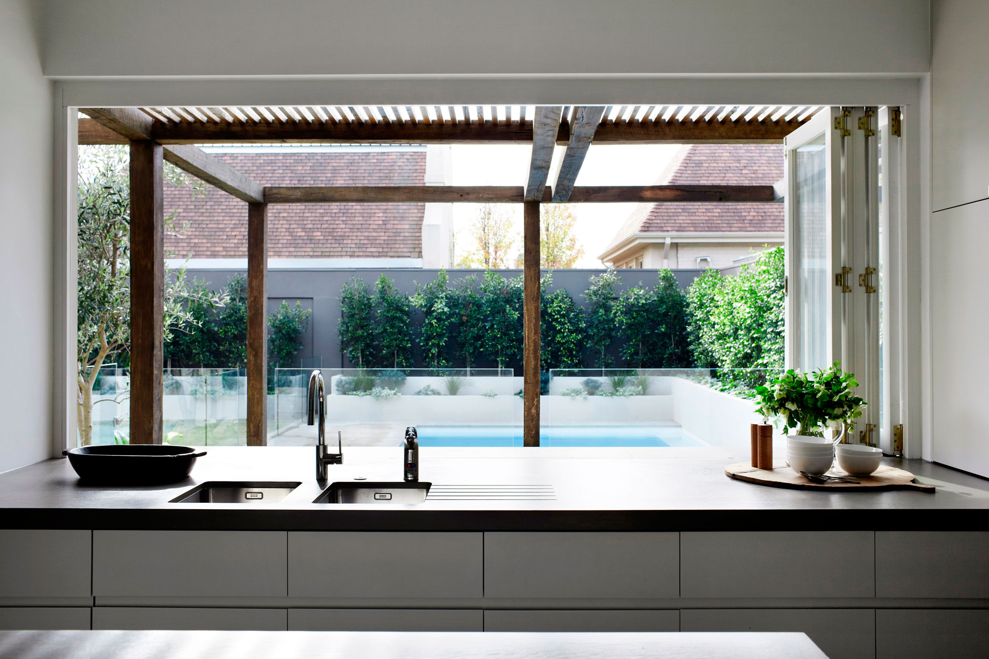 A Light-Filled and Vibrant Contemporary Home of Strong Contrasts for a Busy Family of Four in Toorak by Robson Rak Architects (12)