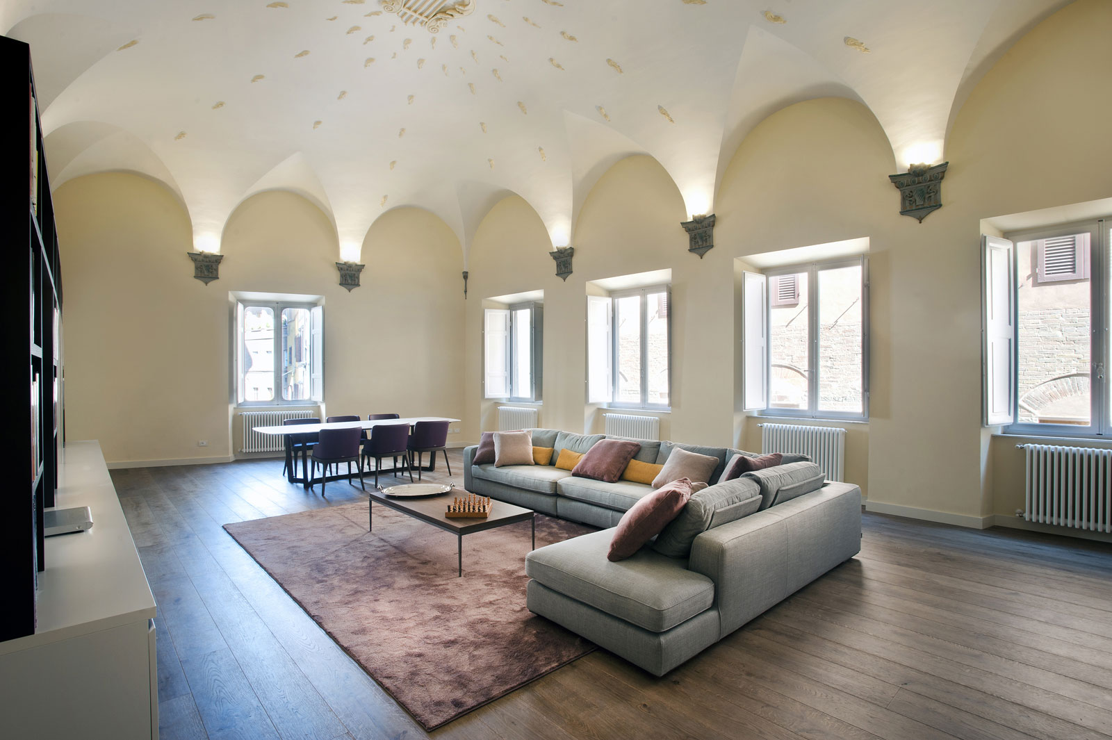 A Luminous Apartment Full of Contemporary Elegance in Siena, Italy by CMT Architetti (1)