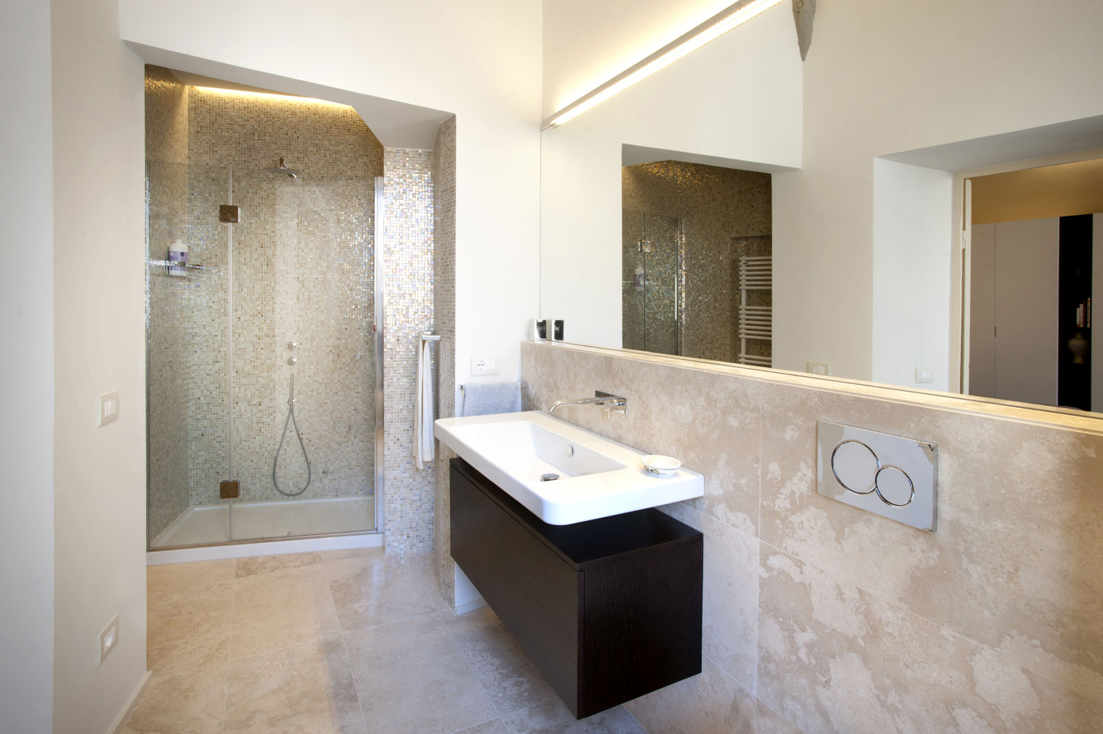 A Luminous Apartment Full of Contemporary Elegance in Siena, Italy by CMT Architetti (19)