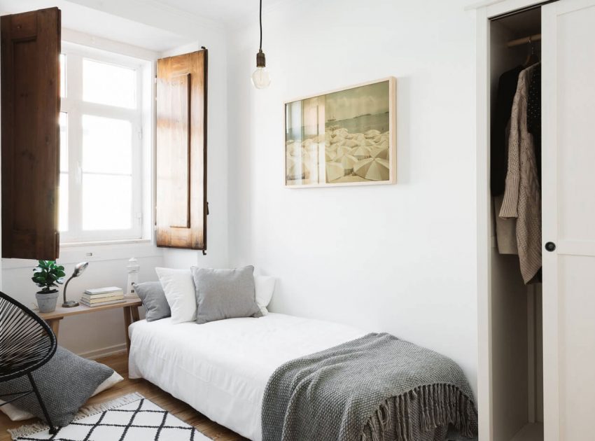 A Luminous Apartment Mixes Character Charm with Contemporary Style in Lisbon by Arkstudio (16)