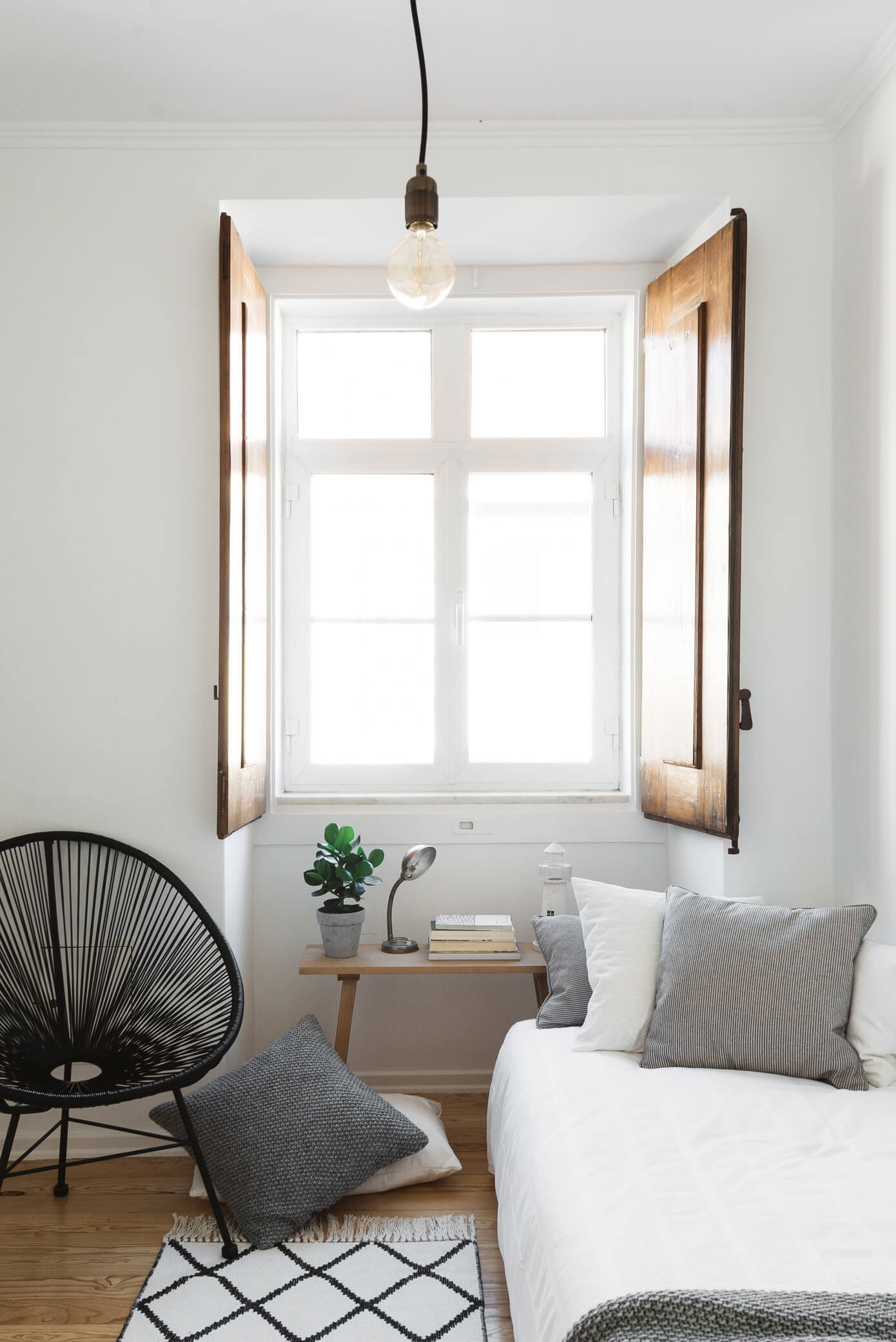 A Luminous Apartment Mixes Character Charm with Contemporary Style in Lisbon by Arkstudio (17)