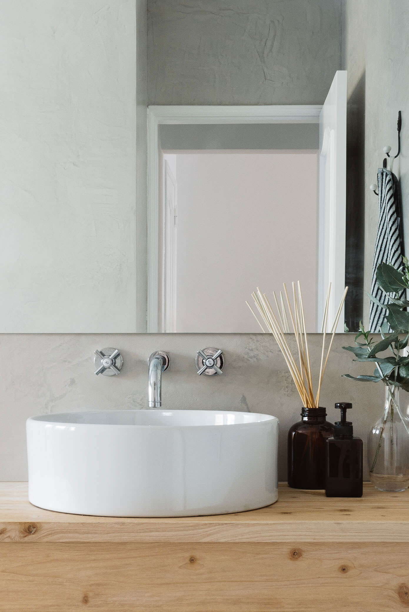 A Luminous Apartment Mixes Character Charm with Contemporary Style in Lisbon by Arkstudio (21)