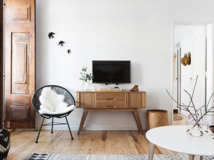 A Luminous Apartment Mixes Character Charm with Contemporary Style in Lisbon by Arkstudio (4)